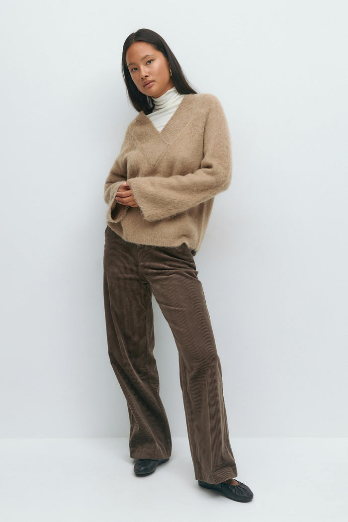 V-hálsmál prjónuð peysa