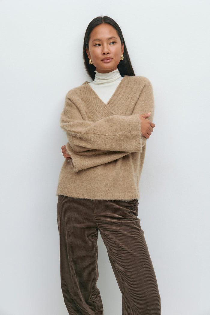 V-hálsmál prjónuð peysa