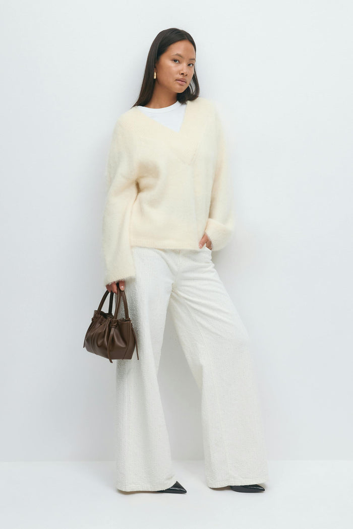 V-hálsmál prjónuð peysa