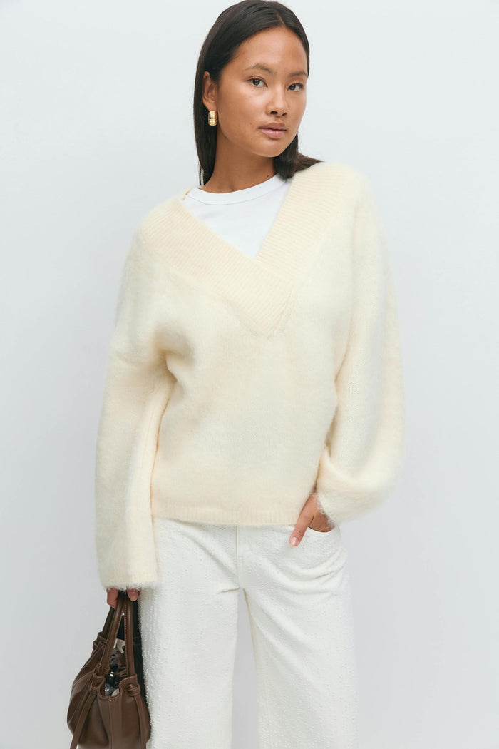 V-hálsmál prjónuð peysa