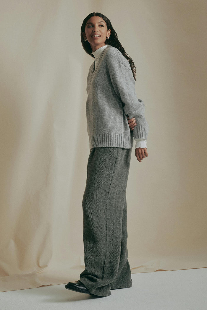 V-hálsmál prjónuð peysa