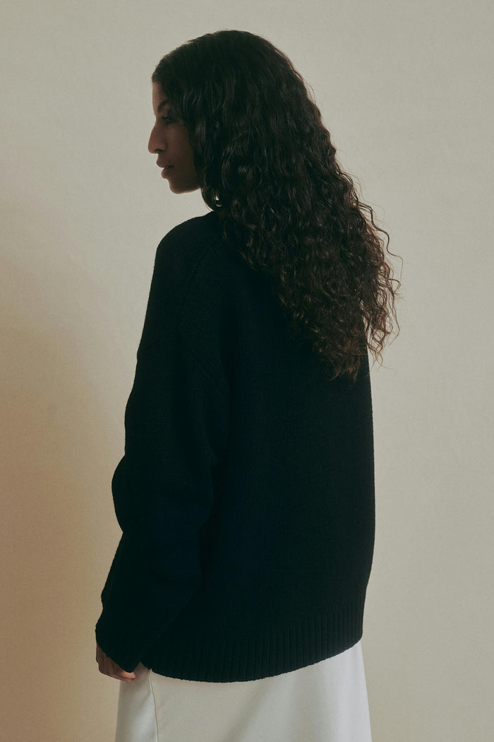 V-hálsmál prjónuð peysa