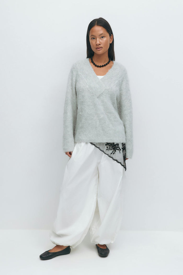 V-hálsmál prjónuð peysa