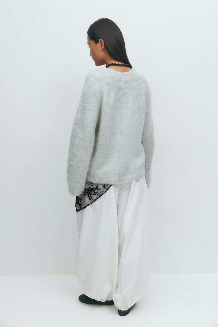 V-hálsmál prjónuð peysa