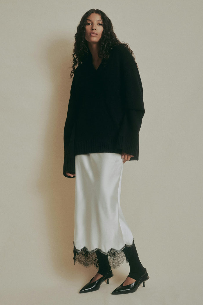 V-hálsmál prjónuð peysa