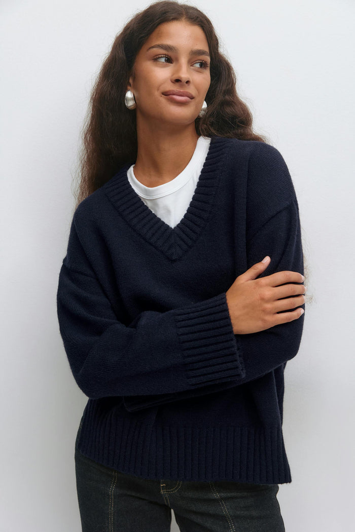 V-hálsmál prjónuð peysa