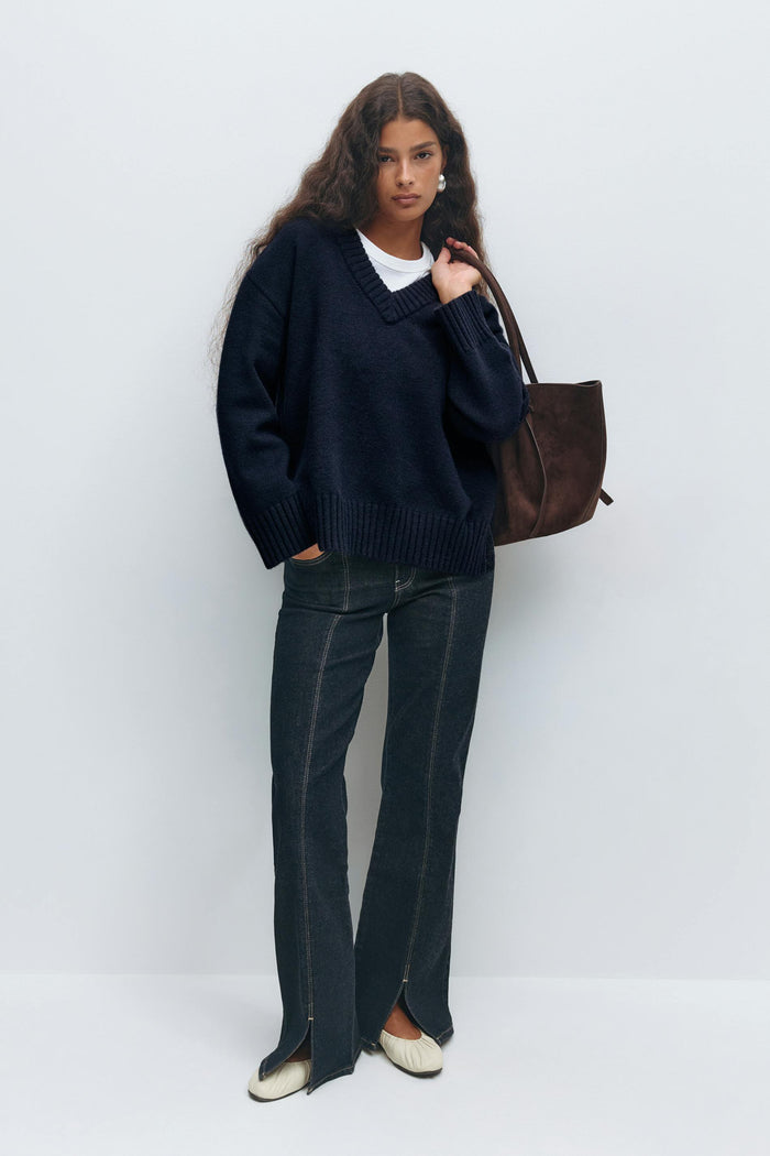 V-hálsmál prjónuð peysa