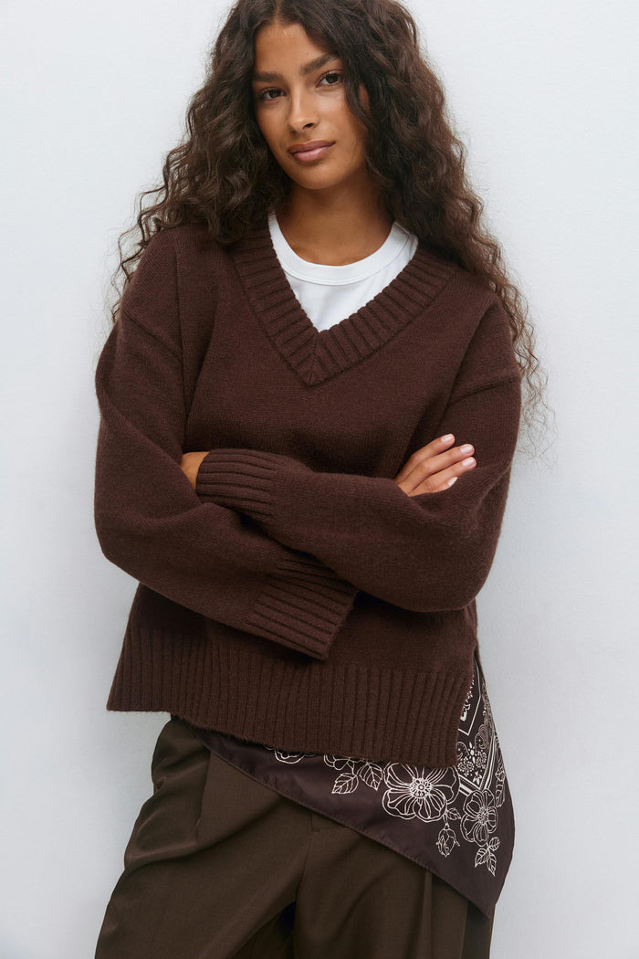 V-hálsmál prjónuð peysa