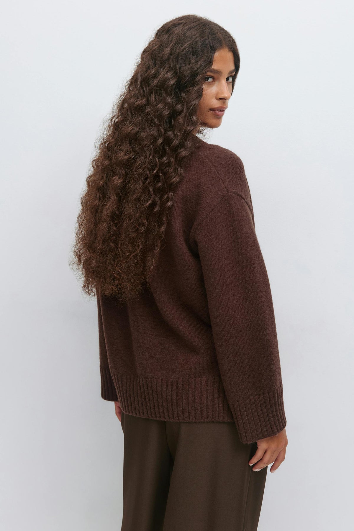 V-hálsmál prjónuð peysa