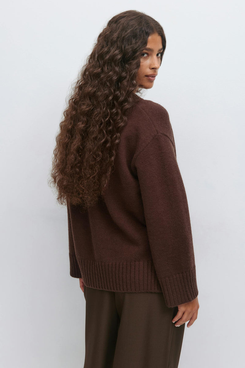 V-hálsmál prjónuð peysa