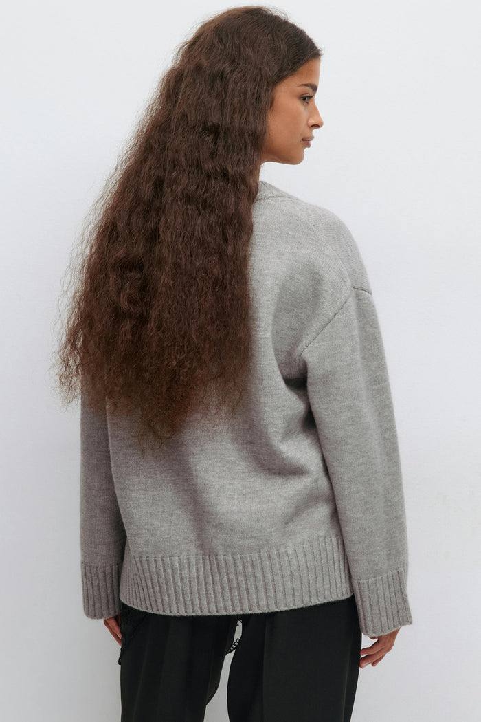 V-hálsmál prjónuð peysa