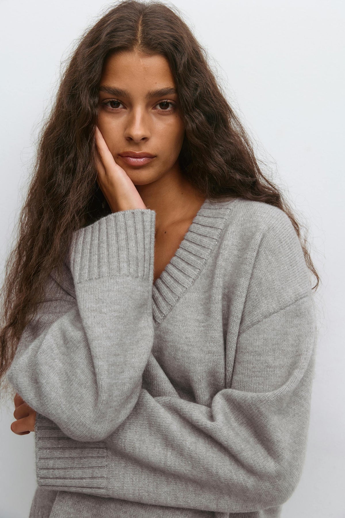 V-hálsmál prjónuð peysa