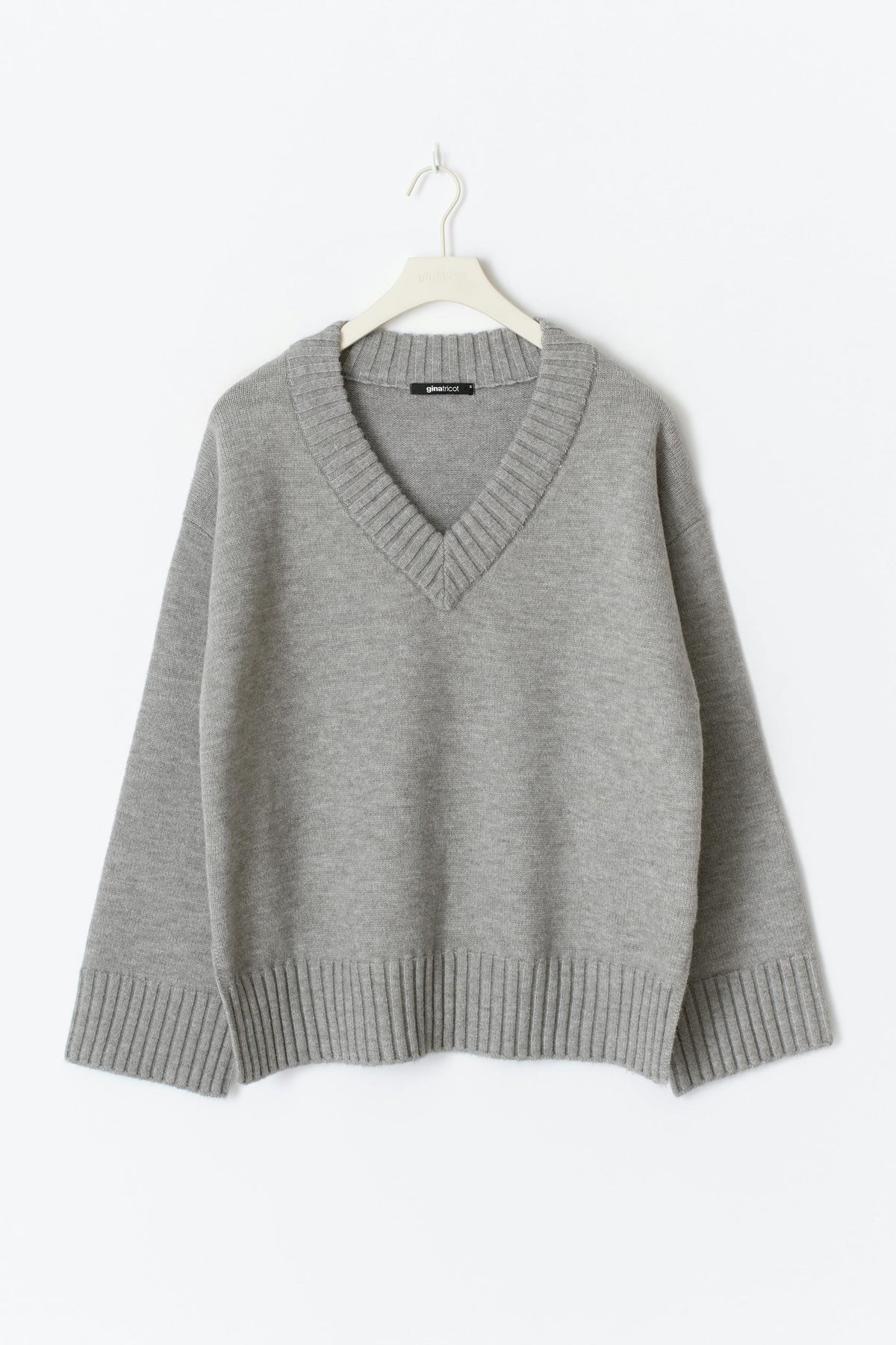 V-hálsmál prjónuð peysa