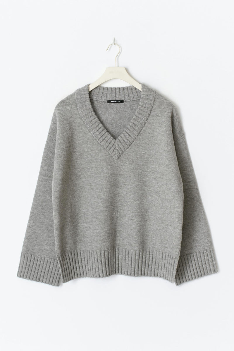 V-hálsmál prjónuð peysa