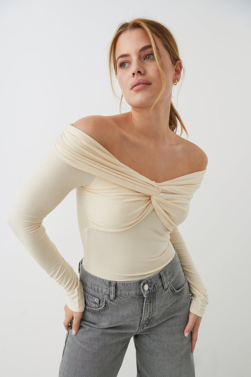 Off shoulder toppur